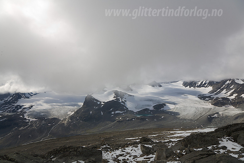 På vei ned fra Surtningssue med utsikt ned i Memurudalen og bort til fronten på hhv. Vestre og Austre Memurubrean.