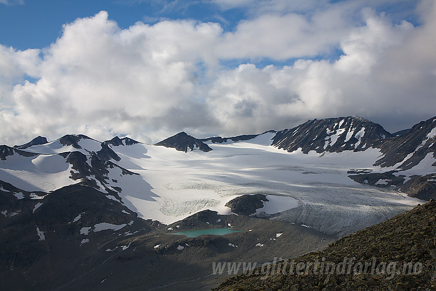 I nedstigningen fra Surtningssue mot Austre Memurubrean og tindene som omkranser breen.