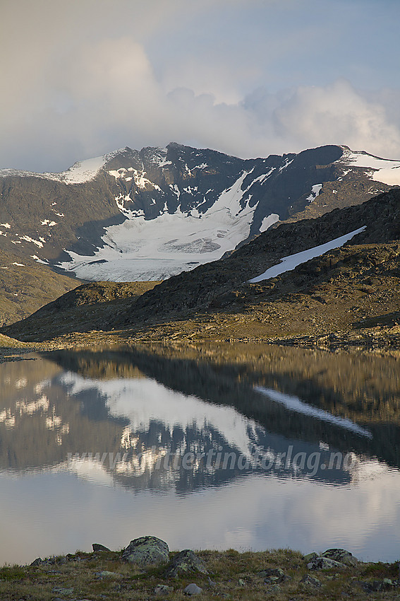 Kveldsstemning ved Hesttjønne med Tjønnholstinden (2330 moh) i bakgrunnen.