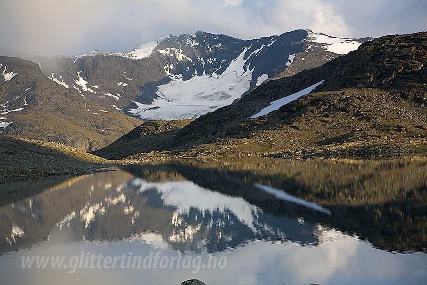 Kveldsstemning ved Hesttjønne med Tjønnholstinden (2330 moh) i bakgrunnen.