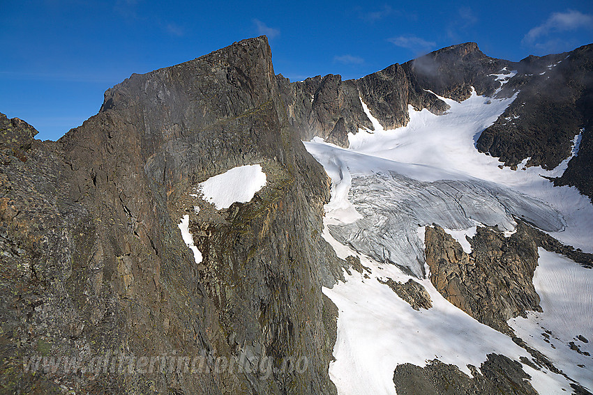 Sørryggen med Søre Surtningssue (2133 moh) nærmest og Sørtoppen (2302 moh) bak til høyre.