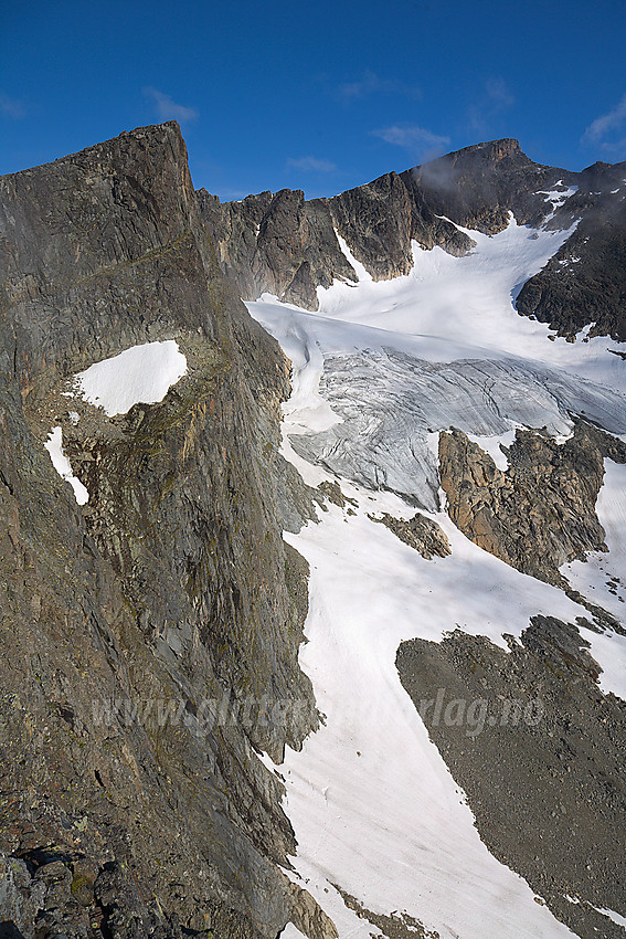 Sørryggen med Søre Surtningssue (2133 moh) nærmest og Sørtoppen (2302 moh) bak til høyre.