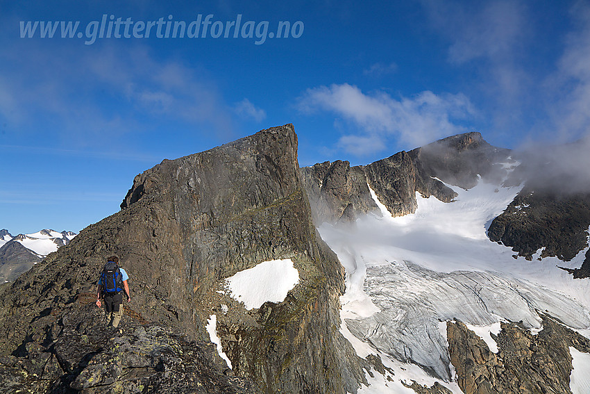 På Surtningssues sørrygg på vei mot Søre (2133 moh) med Sørtoppen (2302 moh) lenger i bakgrunnen.