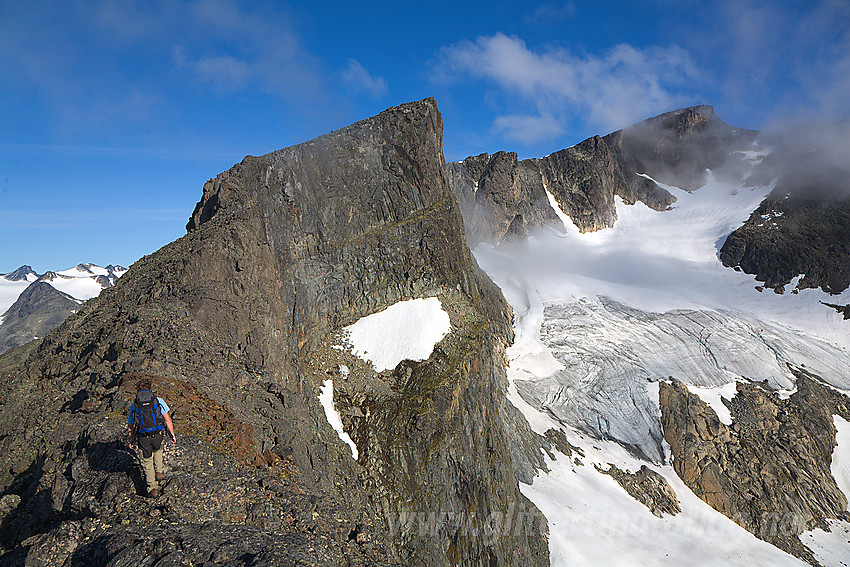 På Surtningssues sørrygg på vei mot Søre (2133 moh) med Sørtoppen (2302 moh) lenger i bakgrunnen.