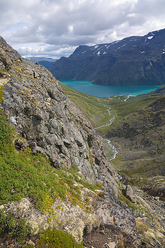 Like ved utløpet av Hesttjønne med Gjende i bakgrunnen.