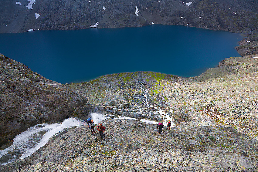 Fjellvandrere på vei opp fra Morka-Koldedalen mot Stølsnosbreen på tur til Falketind. I bakgrunnen ses Andrevatnet.