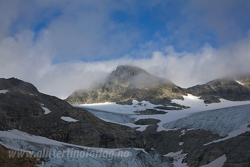 De sørgelige restene av Stølsnosbreen med Stølsnostinden (2074 moh) bakenfor.