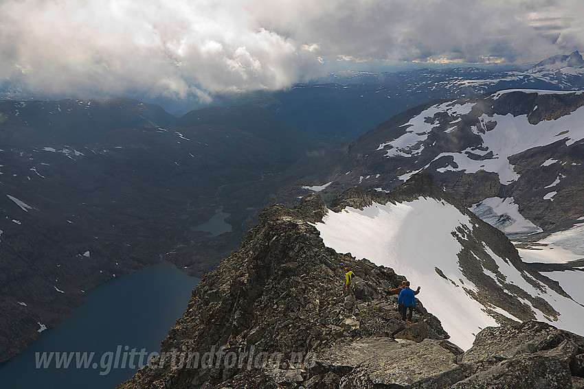 Fjellvandrere på vei ned fra Falketind. Morka-Koldedalen nede til venstre.