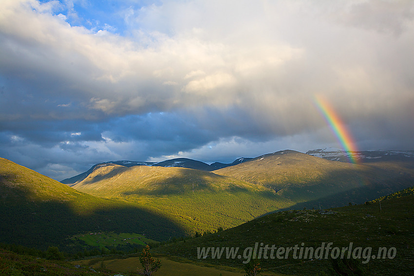 Sommerkveld fra Sygardshaug ved Raubergstulen mot Visdalen, Gokkerdalen, Gokker- og Smiugjelsoksle, for å nevne noe.