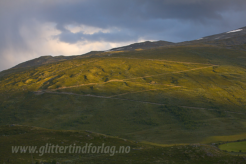 Like ved Raubergstulen med Ljoslifjellet og Galdhøpiggveien som snor seg oppover mot Juvasshytta.