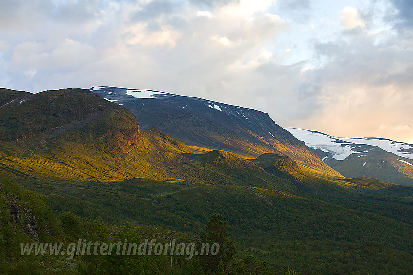 Fra Raubergstulen mot Dugurdskampen, Mytingsfjellet og Kjelhøe en sommerkveld.