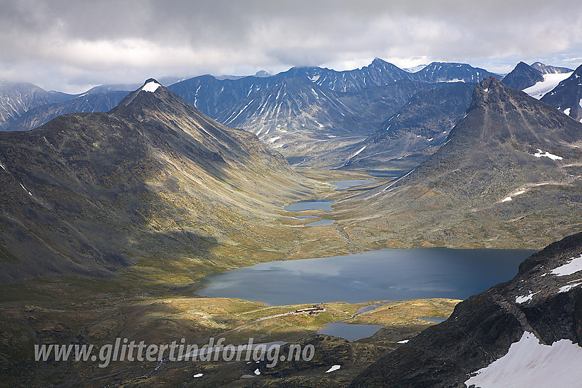 Fra Stetinden mot Leirvassbu og Leirvatnet. Bakenfor der ses Kyrkjeglupen omgitt av Tverrbytthornet og Kyrkja.