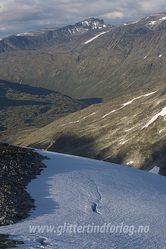 Fra Surtningstinden mot Leirdalen og Skardstinden (2373 moh). I forgrunnen ses litt av den østvendte Surtningsbreen.