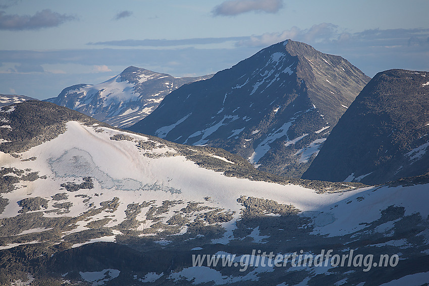 Fra Surtningstinden mot Snøholstinden (2141 moh) med telelinse. Bak til venstre ses Galdebergtinden (2075 moh) og helt til høyre i kanten ses Olavsbunuten (1970 moh). I forgrunnen sadelen mellom Store og Austre Rauddalstinden.