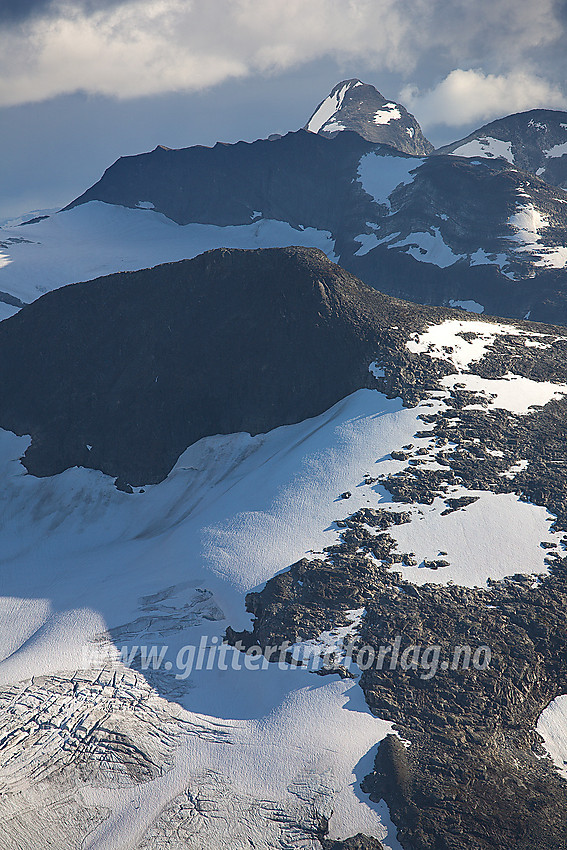 Fra Surtningstinden mot vestligste Rauddalstinden (ca. 1930 moh), Sagiryggen (2040 moh) og Urannostinden (2157 moh) helt bakerst.