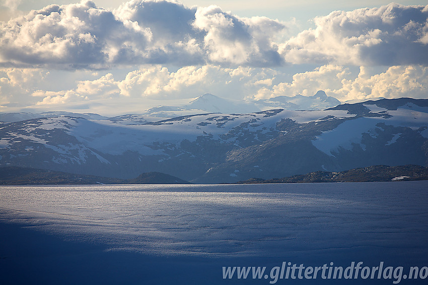 Fra Surtningstinden mot Smørstabbreen og videre i retning Jostedalsbreen med Lodalskåpa.