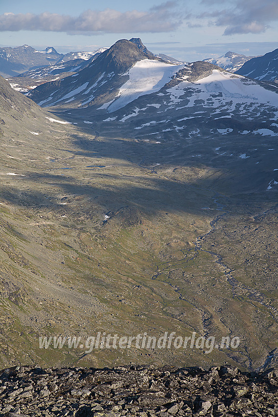 Fra Surtningstinden mot Simledalen og Austre Rauddalstinden (2086 moh).