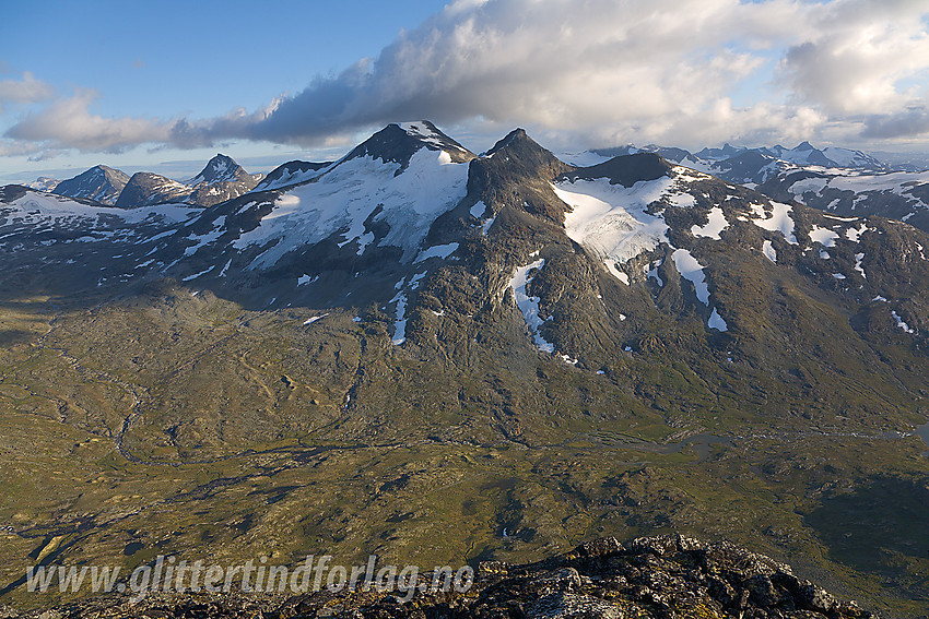 Fra Surtningstinden mot Gravdalen med Store og Vestre Rauddalstinden samt Kristenbreen på andre siden av dalen.