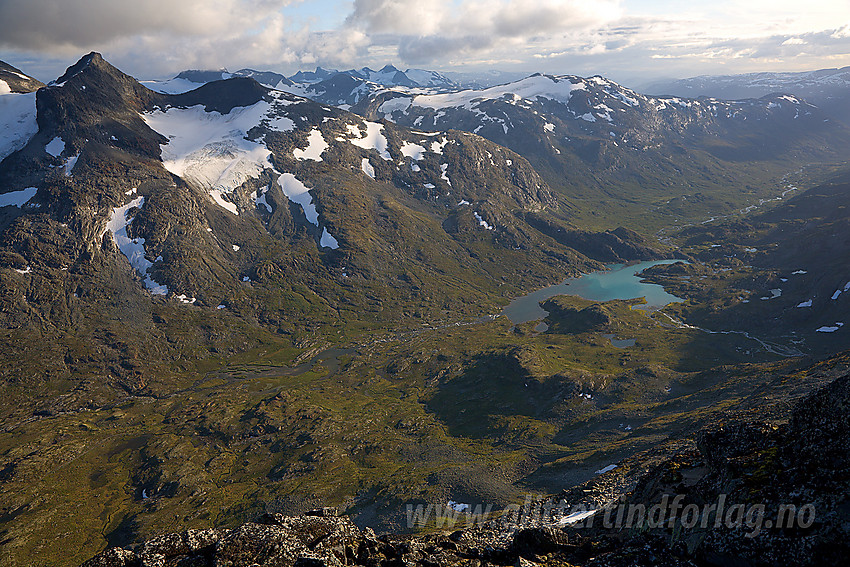 Fra Surtningstinden mot Gravdalen og videre ned mot Storutledalen. Nede i dalen ser vi mot Gravdalsdammen. På andre siden av dalen til venstre troner Vestre Rauddalstinden (2059 moh).