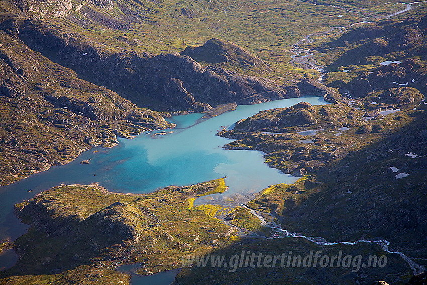 Fugleperspektiv fra Surtningstinden mot Gravdalen og Gravdalsdammen. Til høyre i bildet flyter Sandelvi ut i innsjøen og pøser på med brefarget slam fra Sandelvbreen.