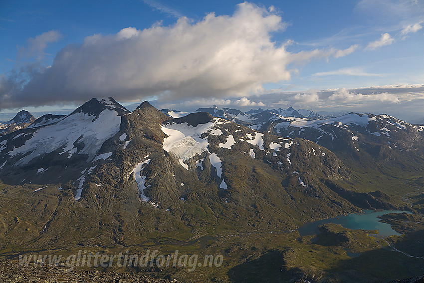 Fra Surtningstinden mot bl.a. Gravdalen, Store (2157 moh) og Vestre (2059 moh) Rauddalstinden. Helt bak til høyre bl.a. Uranostinden og Stølsnostinden.