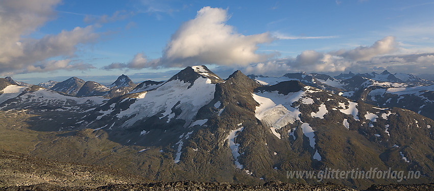 Herlig utsikt fra Surtningstinden i sørlig retning med Store (740 moh) og Vestre (2059 moh) Rauddalstinden sentralt i bildet. Kristenbreen ligger i fjellsiden under Store Rauddalstinden.