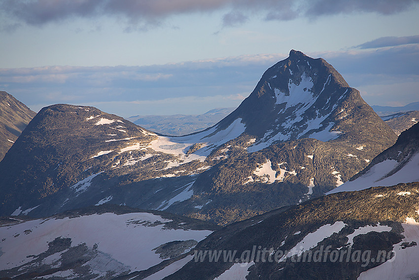 Fra Surtningstinden mot Olavsbunuten (1970 moh) og Mjølkedalstinden (2138 moh) en sommerkveld.