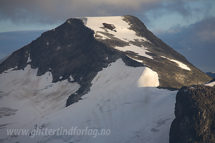 Med telelinse fra Surtningstinden mot Store Rauddalstinden (2157 moh). Foran toppen ses øvre del av Kristenbreen.