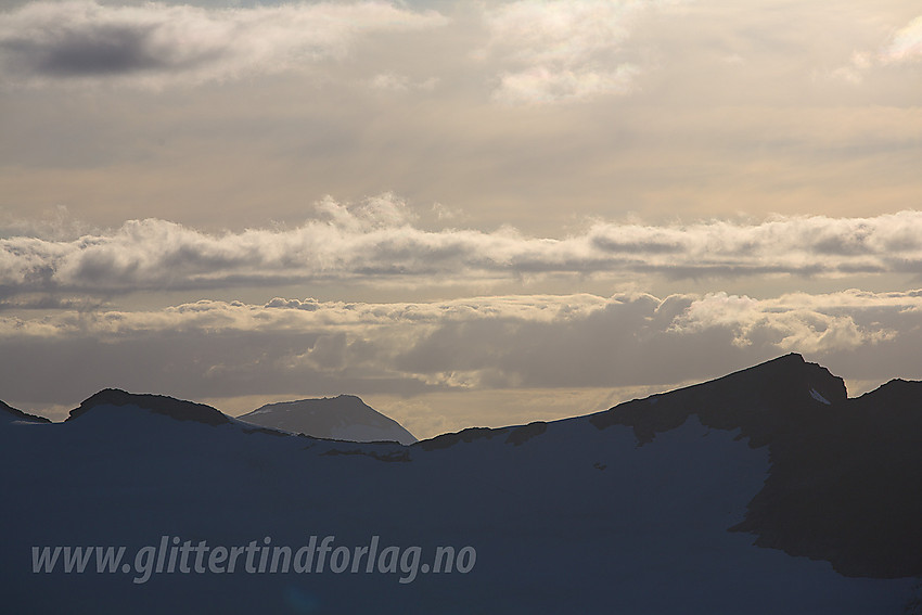 Fra Surtningstinden en sommerkveld mot Søre Smørstabbtinden (ca. 2033 moh) til høyre. Til Venstre ses sekundærtoppen Vesle Gravdalstinden (2015 moh) mens Fanaråken (2068 moh) stikker opp i bakgrunnen.