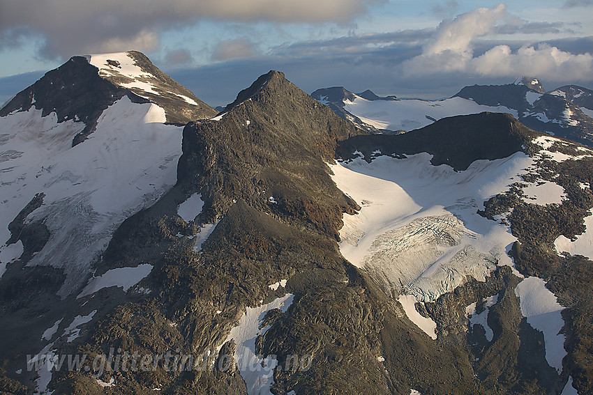 Sommerkveld på Surtningstinden mot Store (2157 moh) og Vestre (2059 moh) Rauddalstinden. Kristenbreen til venstre. Bak til høyre ses bl.a. Mjølkedalpsiggen, Sagi og Uranostinden.