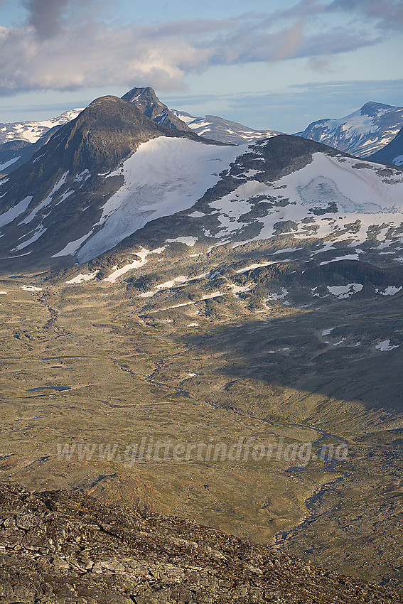 Fra Surtningstinden en sommerkveld mot Simledalen og Austre Rauddalstinden (2086 moh). Bakenfor den skimtes Store Rauddalseggje.