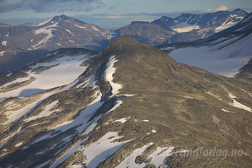 Med telelinse fra Surtningstinden mot Vestre Høgvagltinden (1967 moh) og videre til Gjendealpene med Tjønnholstinden (2330 moh) til venstre.