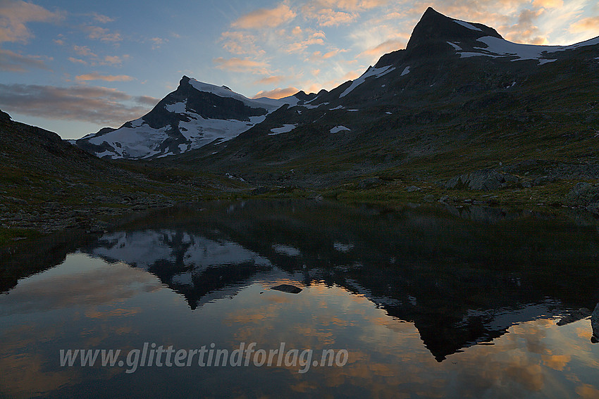 Sommerkveld ved inngangen til Tverrbytnede med Storebjørn (2222 moh) og Geite (2002 moh) i bakgrunnen.