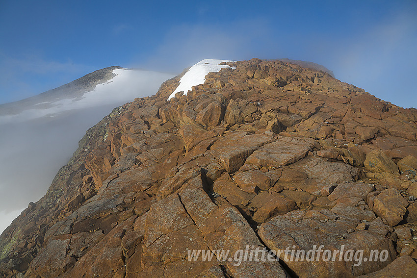 På vei opp østryggen mot Vesl-Stornubben (2055 moh) med Stornubben (2174 moh) bak til venstre.