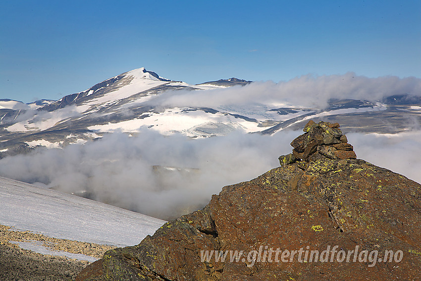 På toppen av Vesl-Stornubben (2055 moh) med Glittertinden i bakgrunnen.