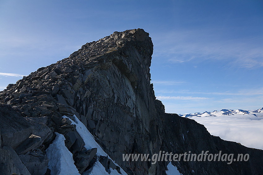 Nordøstryggen på Nautgardstinden (2258 moh) med et steilt stup til høyre ut mot Stornautgarden.