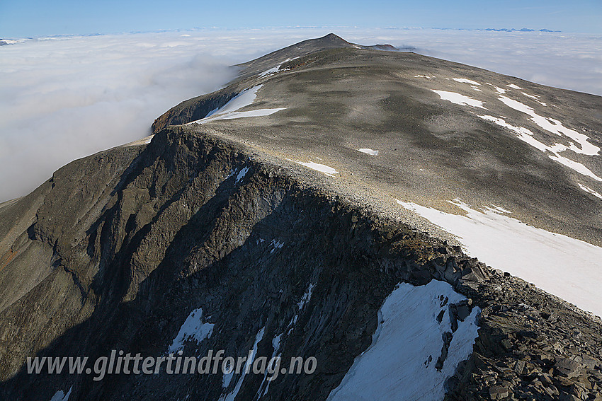 Fra nordøstryggen på Nautgardstinden mot Austre Nautgardstinden og Stornubben. Helt bak til høyre i bildet stikker Rondane opp av tåketeppe.