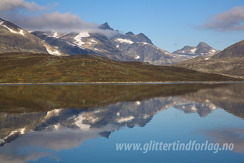 Ved Tyin en blank høstdag. Den spisse toppen i midten er Falketind (2067 moh).