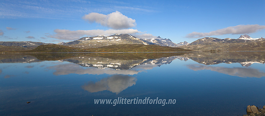 Ved Tyin en blank høstdag. Den spisse toppen i midten er Falketind (2067 moh).