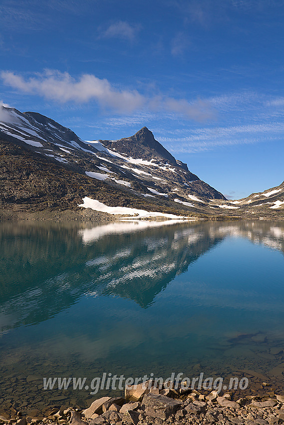 Ved Koldedalsvatnet med Hjelledalstinden (1989 moh) i bakgrunnen en flott høstdag.