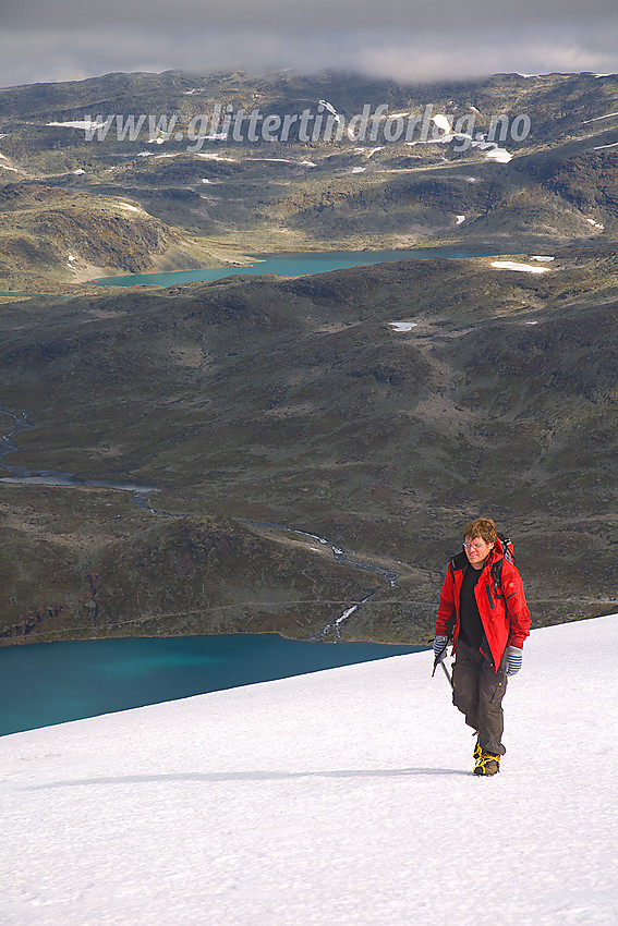 På vei over snøfonn før Koldedalstinden. I bakgrunnen bl.a. Koldedalsvatnet og Kvitevatnet.