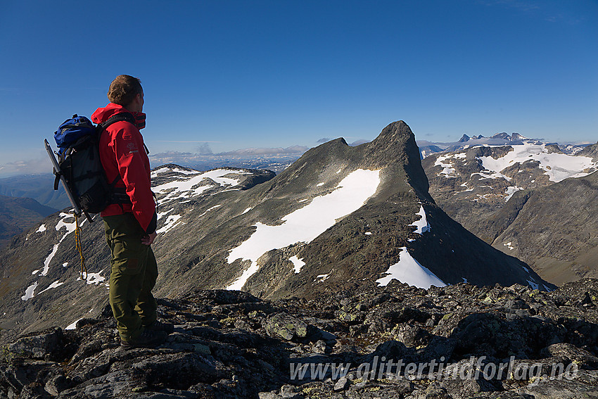 Utsikt fra Koldedalstinden mot Hjelledalstinden (1989 moh).