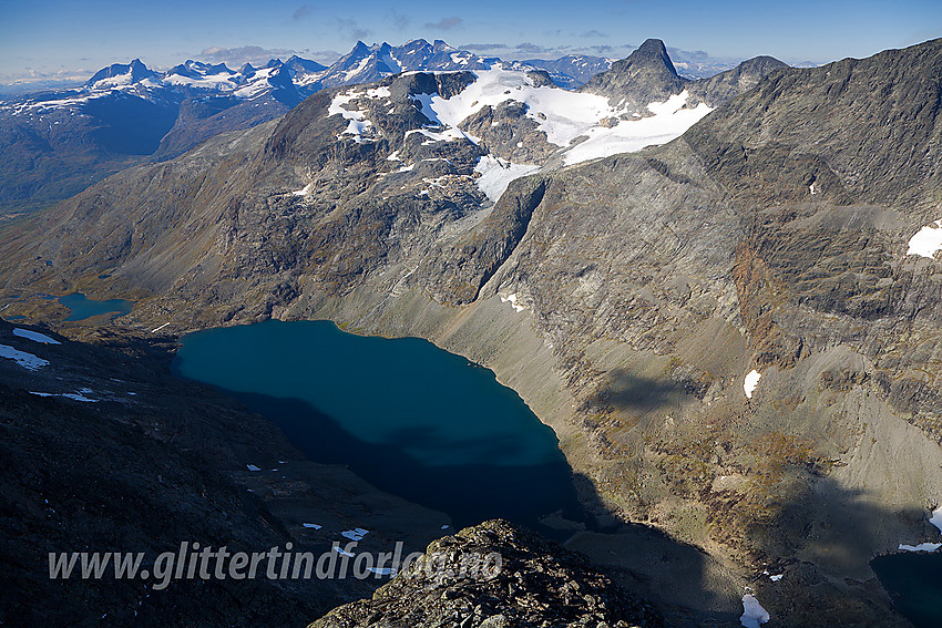 Utsikt fra Hjelledalstinden med Morka-Koldedalen og Andrevatnet foran Stølsnosi og Stølsnostinden. I bakgrunnen Hurrungane.