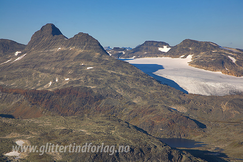 På vei ned fra Koldedalstinden med utsikt i retning Uranostinden (2157 til venstre), Uranosbreen og Mjølkedalspiggen pluss Langeskavltinden.