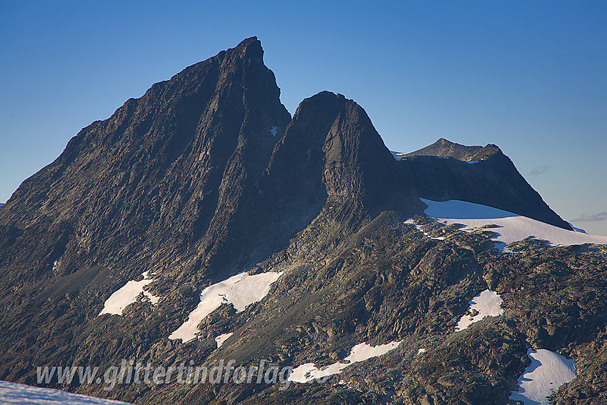 På ryggen øst for Koldedalstinden mot Falketind (2067 moh) og Falkungen.