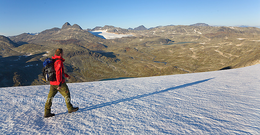 På vei ned fra Hjelledalstinden mot Koldedalen en høstkveld med bl.a. Uranostinden og Uranosbreen i bakgrunnen.