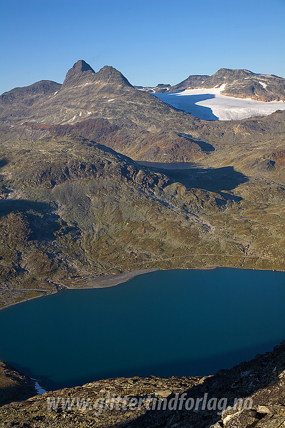 På vei ned fra Koldedalstinden mot Koldedalen med Koldedalsvatnet i forgrunnen og bl.a. Uranostinden og Uranosbreen i bakgrunnen.