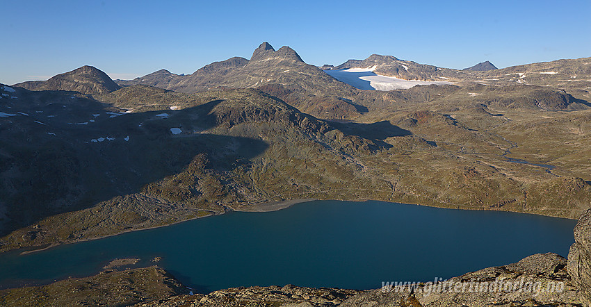 Utsikt fra ryggen øst for Koldedalstinden mot Koldedalen med Koldedalsvatnet. I bakgrunnen ses bl.a. Uranostinden, Uranosbreen og Langeskavltinden.