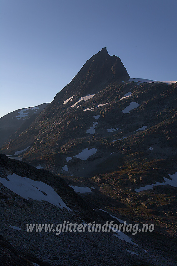 På vei ned fra Koldedalstinden mot Koldedalen med Falketind i bakgrunnen.