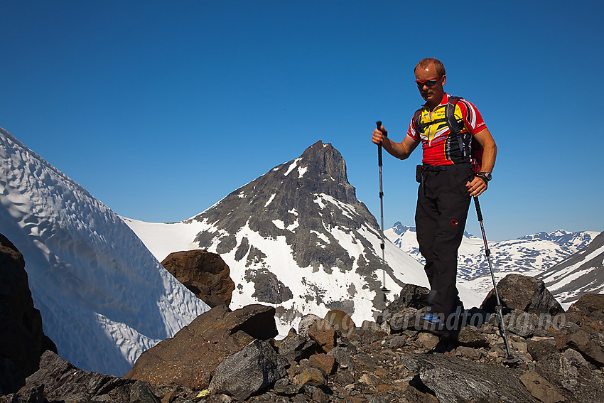 Fjellvandrer på vei opp nordryggen mot Visbreatinden med Kyrkja (2032 moh) i bakgrunnen.